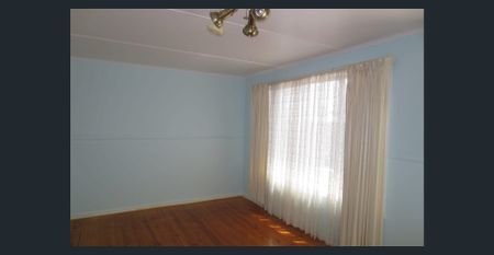 4-BEDROOM FAMILY HOME! - Photo 3