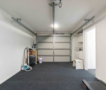 Modern 4-Bedroom Townhouse in a Desirable Hamilton Location - Photo 3