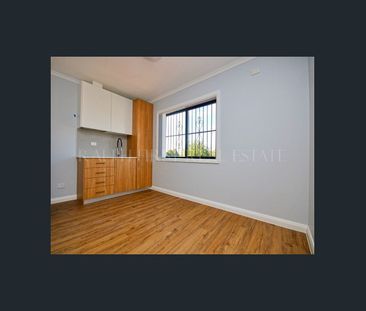 Fully self-contained studio with air Conditioner! - Photo 1