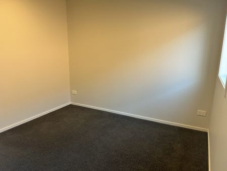 Cozy Two Bedroom Townhouse - Photo 2
