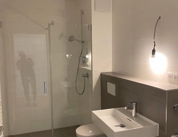 Neubau Erstbezug: Voll möblierte 1-Zimmer Wohnung mit EBK/Balkon - Photo 1