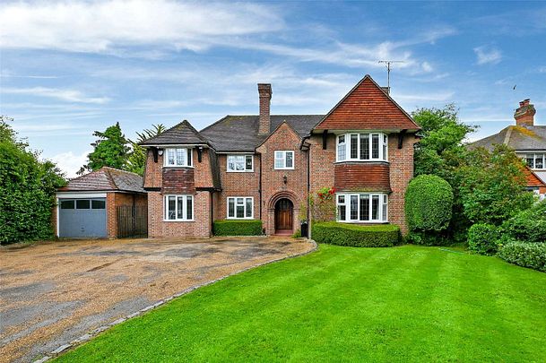 Family home with garden, driveway parking and garage - Photo 1