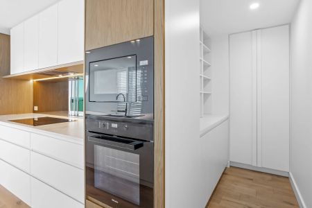 Executive Oceanfront Apartment – Premium Coastal Living in Scarborough Contact Julie Sykes - Photo 2