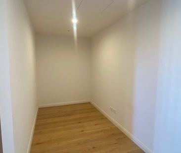 Modern 1 Bedroom Plus Study Room Apartment in the Heart of Rockdale - Photo 6