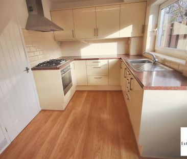 3 Bedroom House - Mid Terrace To Let - Photo 2