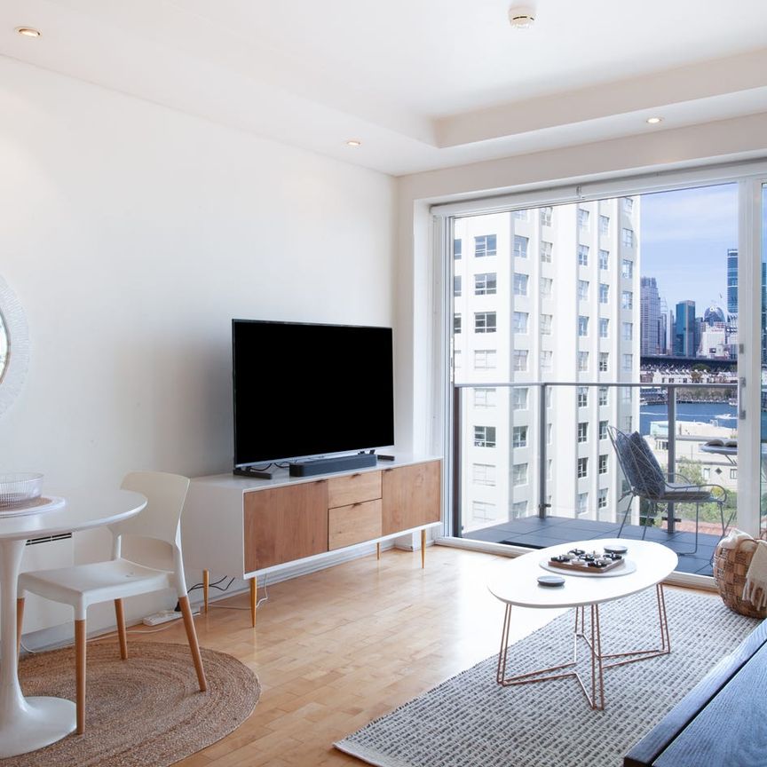 Contemporary 1 bedroom apartment with balcony overlooking Harbour Bridge, plus parking - $1,050/week furnished including bills - Photo 1