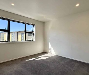 Modern 2-Bedroom Townhouse in Lower Hutt - Photo 4