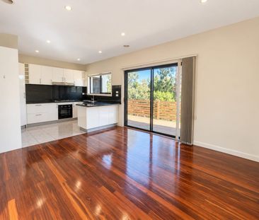 Stylish 3-Bedroom Townhouse in Doncaster East - Photo 2