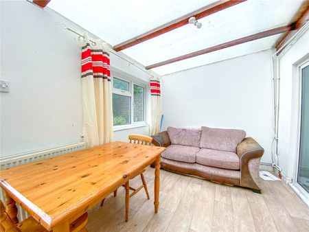 4 bedroom semi-detached house to rent - Photo 2