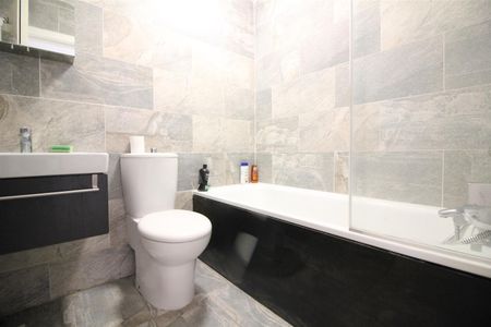 Chertsey Bridge Road, Chertsey - Photo 5