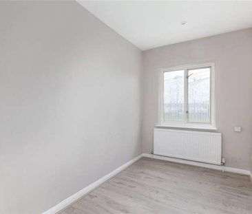 Carlingford Gardens, London, CR4 - Photo 3