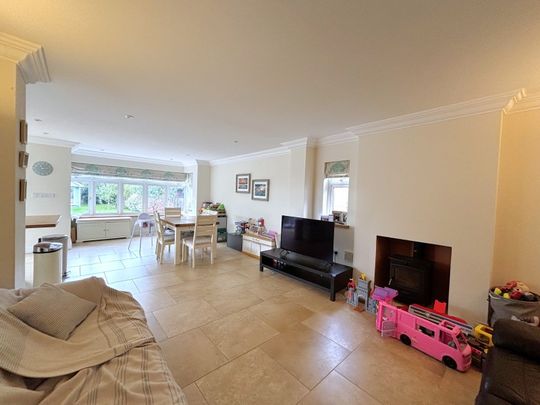 Horsell Rise, Woking - 4 bedrooms Property for lettings - Seymours - Photo 1