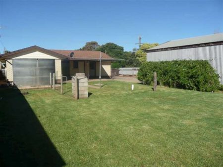 Neat and Tidy 3 Bedroom Home - Photo 5