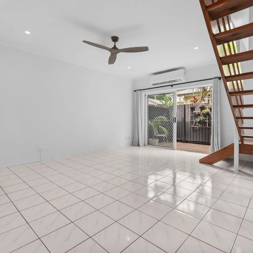 Stunning Freshwater townhouse, prime location & secure complex - Photo 1