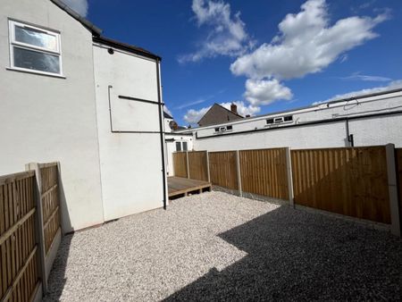 4 Bedroom Semi-Detached House - Photo 4