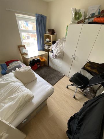 Room For Rent Queen Street, Pontypridd - Photo 3