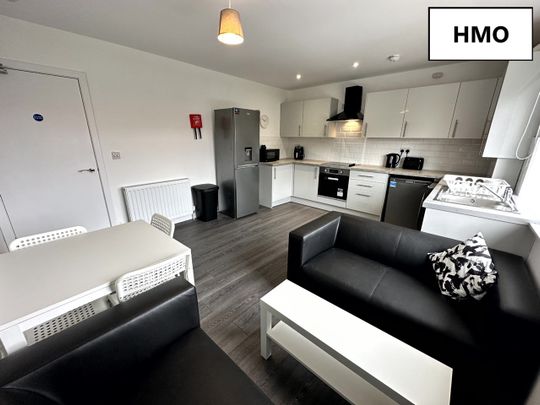 4 Bed Flat, Hmo Licensed Wedderlea Drive, G52 - Photo 1