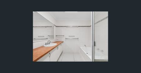 Spacious 4-Bedroom Home with Pool – Prime Mooloolaba Location - Photo 4