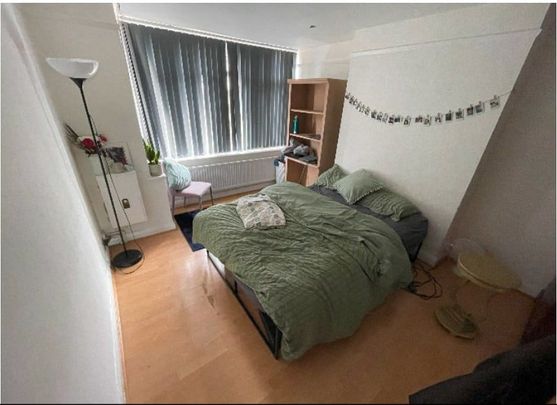 2 Bed Flat, North Gates, N12 - Photo 1