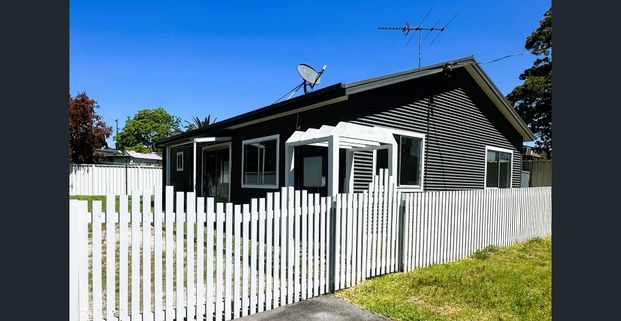 Charming 3-Bedroom Cottage for Rent - Photo 1