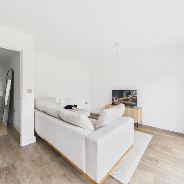 4 bedroom semi-detached house to rent - Photo 1