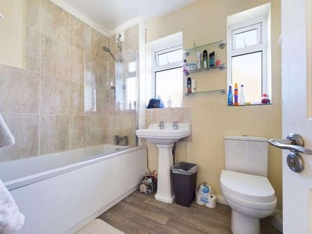 Staplefield Drive, Brighton, BN2 - Photo 5