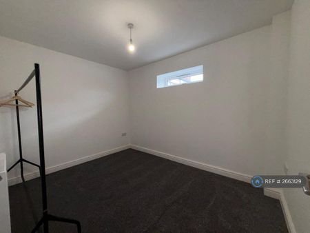 3 bedroom flat to rent - Photo 5