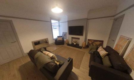 1 bedroom in a house share to rent - Photo 2