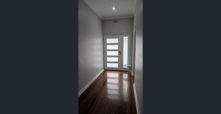 Bright, Spacious & Perfectly Located – Family Living Minutes from City & Beach - Photo 5