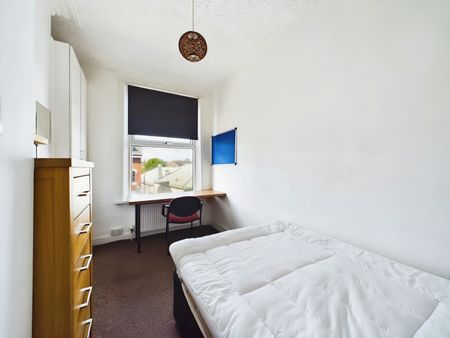 BILLS INCLUDED – Queens Road, Hyde Park, Leeds, LS6 - Photo 3