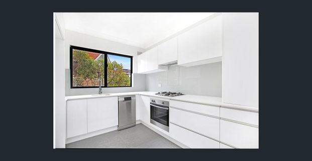 Light & airy modern top floor unit - Photo 1