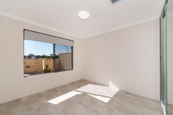 4 Mast Close, Dudley Park WA 6210 - House For Rent | Domain - Photo 1