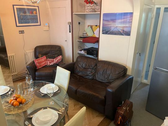 6 Bed Terraced House, Danebury Avenue, SW15 - Photo 1