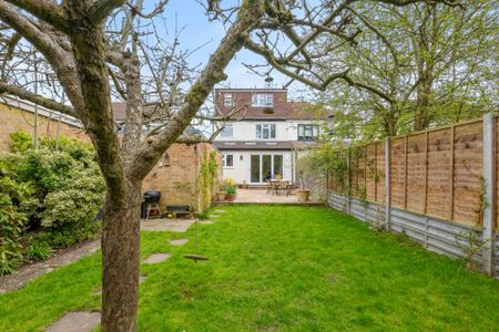 Vale Road, Worcester Park - Photo 2