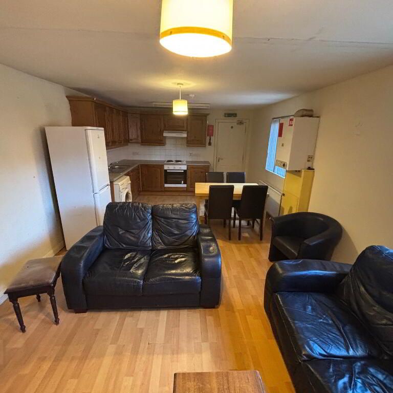 Great Location, 122b Fitzroy Avenue, Queens Quarter, Belfast, BT7 1HX - Photo 1