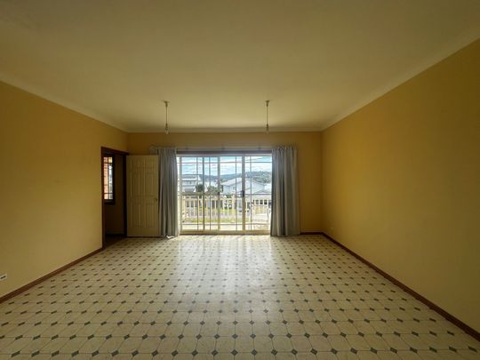 HUGE Family Home. - Photo 1