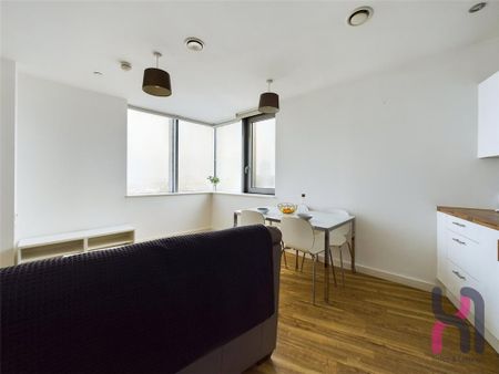 2 bedroom flat to rent - Photo 2