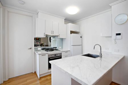 Spacious, Bright and Perfectly Positioned Apartment! - Photo 2