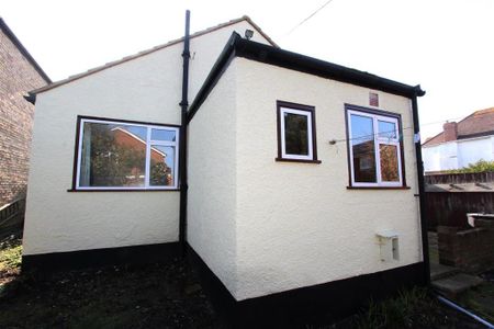 2 bedroom detached bungalow to rent - Photo 4