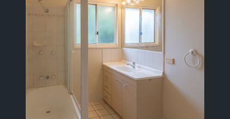 townhouse built for comfort and convenience - Photo 4