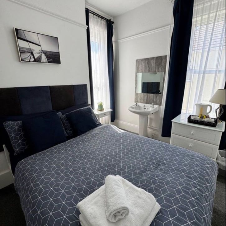 14 Bed Detached House, Howard Road, SO15 - Photo 1