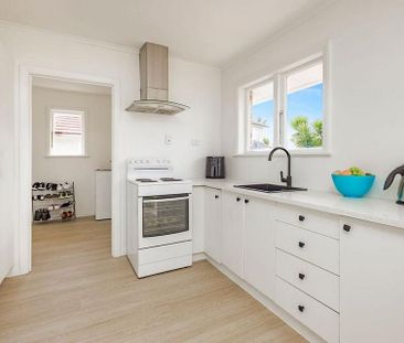Charming 3BR Home in Papakura! - Photo 1