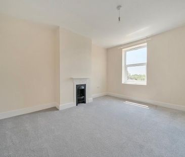 4 bedroom end of terrace house to rent - Photo 2