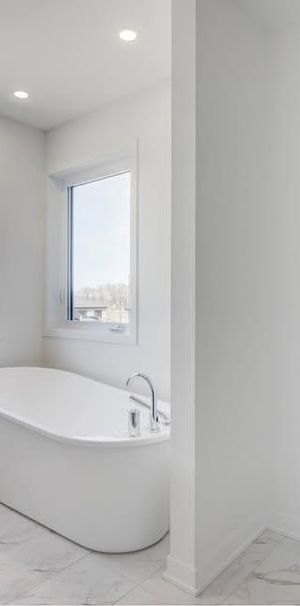 Vaste 61/2 sur 2 étage, style semi-détaché ! NEUF! Décembre 2025, Cour privé - Photo 1