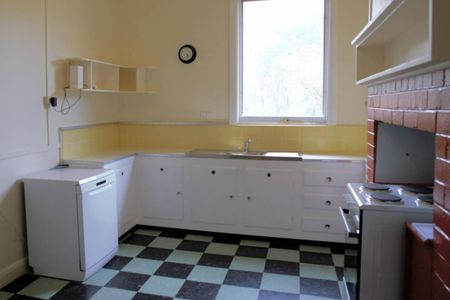 Classically Restored Country Family Home - Photo 3