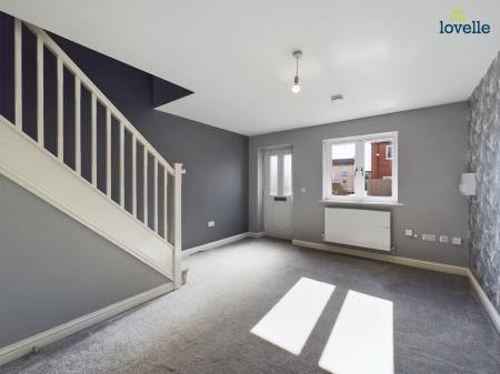 2 bedroom Semi-detached house To Let - Photo 2