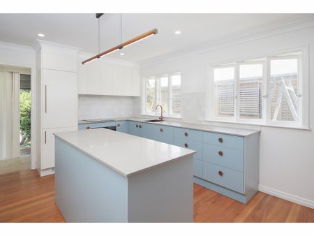 Beautifully Renovated - Brand New Open Plan Kitchen - Photo 5