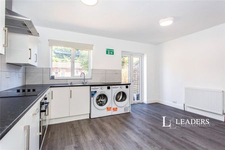 1 bedroom in a house share to rent - Photo 4