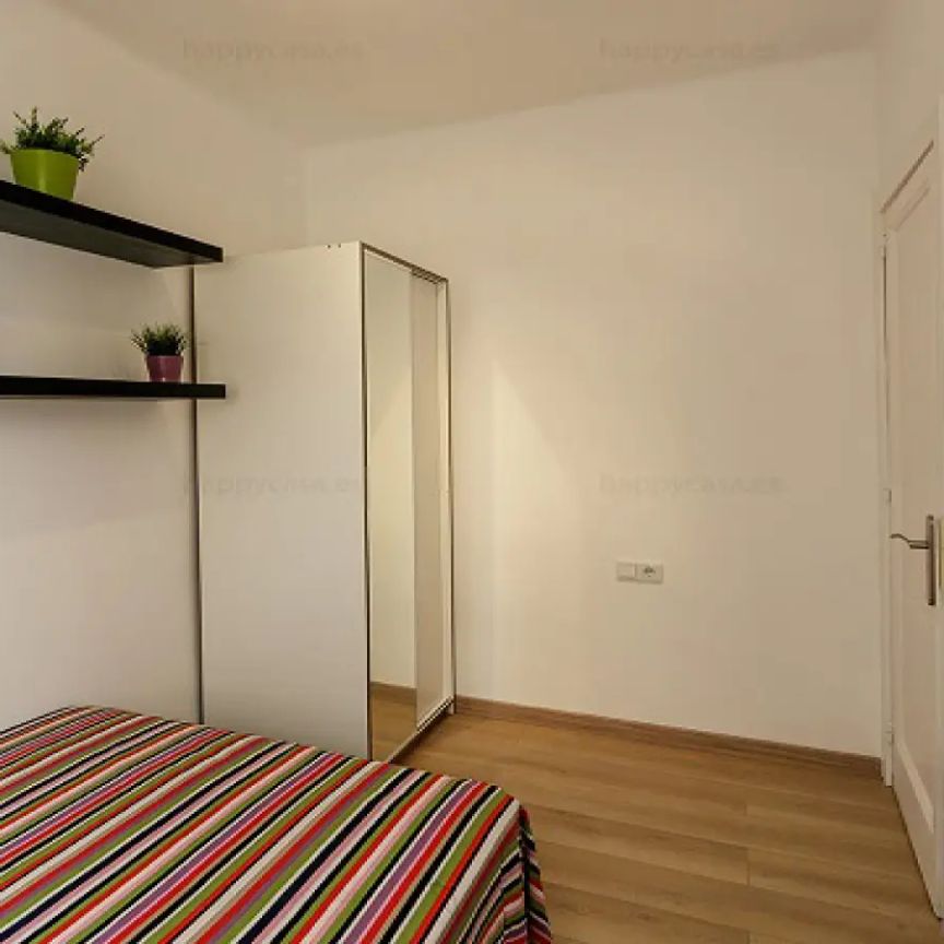 Room in a shared 5-bedroom apartment for rent in Navas. - Photo 1