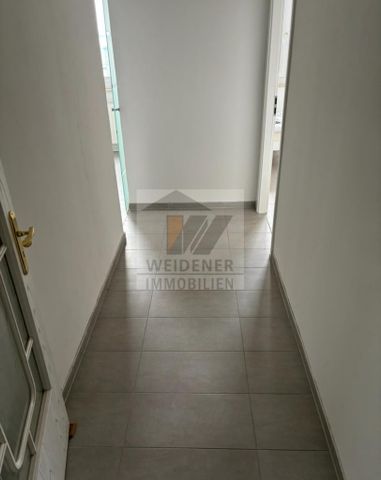 Eine Top Aussicht gibt es gratis dazu! 3 Raum Wohnung mit Balkon und Einbauküche. - Photo 4